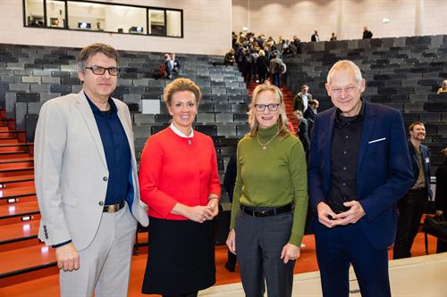 v.l.n.r.
Prof. Dr. Oliver Locker Grütjen, Präsident der Hochschule Rhein-Waal und Vertreter der Nachhaltigkeitsallianz NRW der Hochschulen für Angewandte Wissenschaften
Ina Brandes, Wissenschaftsministerin und Schirmherrin der Zukunftskonferenz NRW
Prof. Dr. Birgitta Wolff, Rektorin der Bergischen Universität Wuppertal und Sprecherin der Nachhaltigkeitsinitiative der Universitäten Humboldtⁿ
Prof. Dr.-Ing. Manfred Fischedick, Präsident und wissenschaftlicher Geschäftsführer des Wuppertal Instituts sowie Co-Sprecher von Humboldtⁿ
